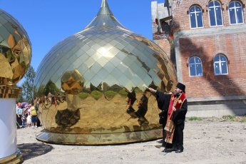 Освящение куполов с крестами для строящегося храма